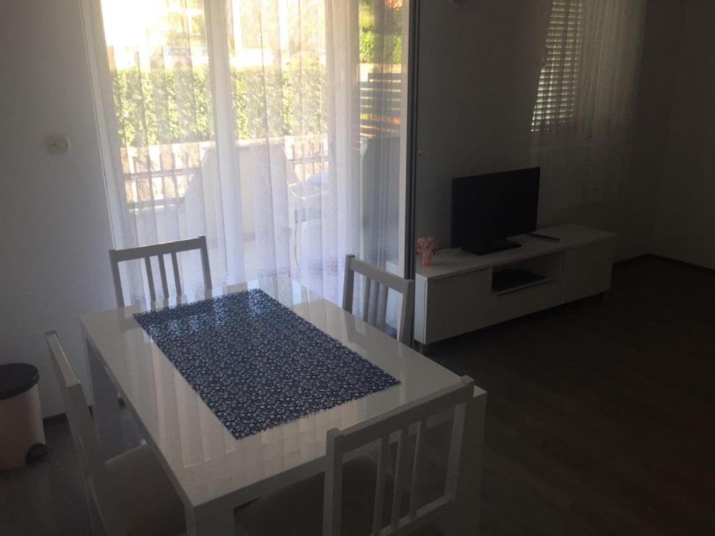 Apartmani Ana Malinska Extérieur photo