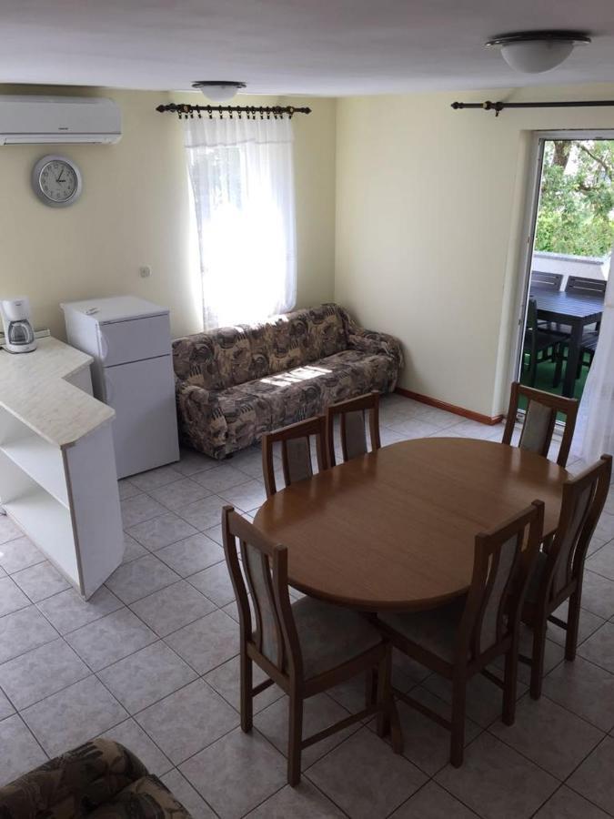 Apartmani Ana Malinska Extérieur photo
