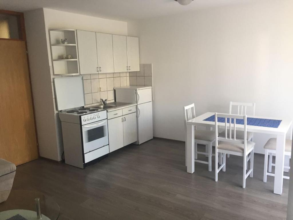 Apartmani Ana Malinska Extérieur photo